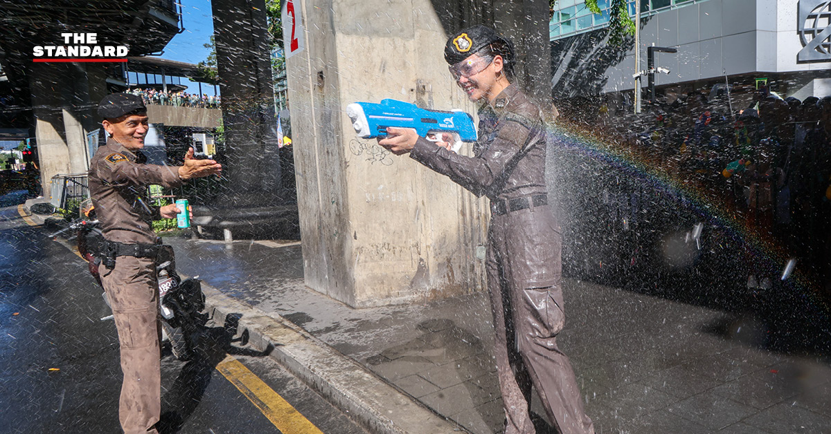 ภาพบรรยากาศเทศกาลสงกรานต์ ถนนสีลม มีประชาชนและนักท่องเที่ยวสาดน้ำกันอย่างสนุกสนาน ท่ามกลางการดูแลของเจ้าหน้าที่ตำรวจ