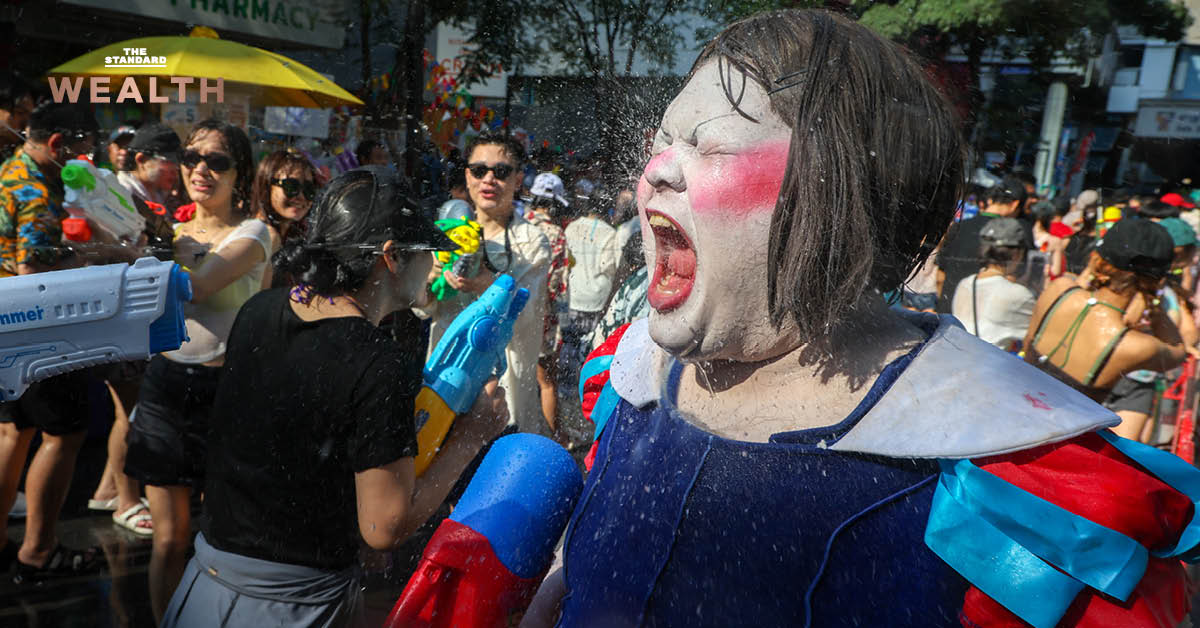 ภาพผู้คนจำนวนมากเล่นน้ำสงกรานต์บนถนน พร้อมข้อความ 'พอกผิว' ขึ้นมีม สงกรานต์ 2569 แต่ค่าเดินทางพุ่ง ทำคนไทย 'อ่อม' ในรูปแบบกราฟิก