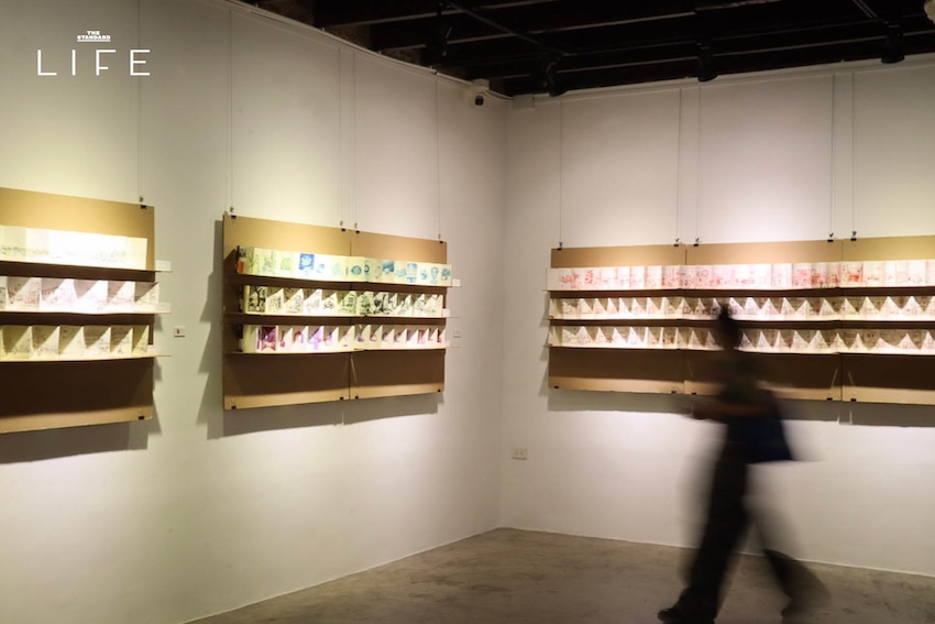 ภาพบรรยากาศผู้คนเดินเที่ยวงาน ทรงวาดคัดไทย 2569 พร้อมสะสมแสตมป์ตามจุดเช็กพอยต์ 3