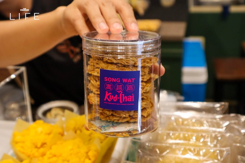 ภาพบรรยากาศผู้คนเดินเที่ยวงาน ทรงวาดคัดไทย 2569 พร้อมสะสมแสตมป์ตามจุดเช็กพอยต์ 5