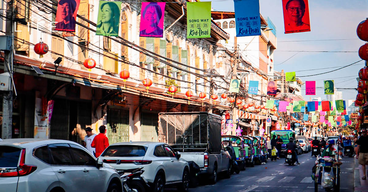 ภาพบรรยากาศผู้คนเดินเที่ยวงาน ทรงวาดคัดไทย 2569 พร้อมสะสมแสตมป์ตามจุดเช็กพอยต์