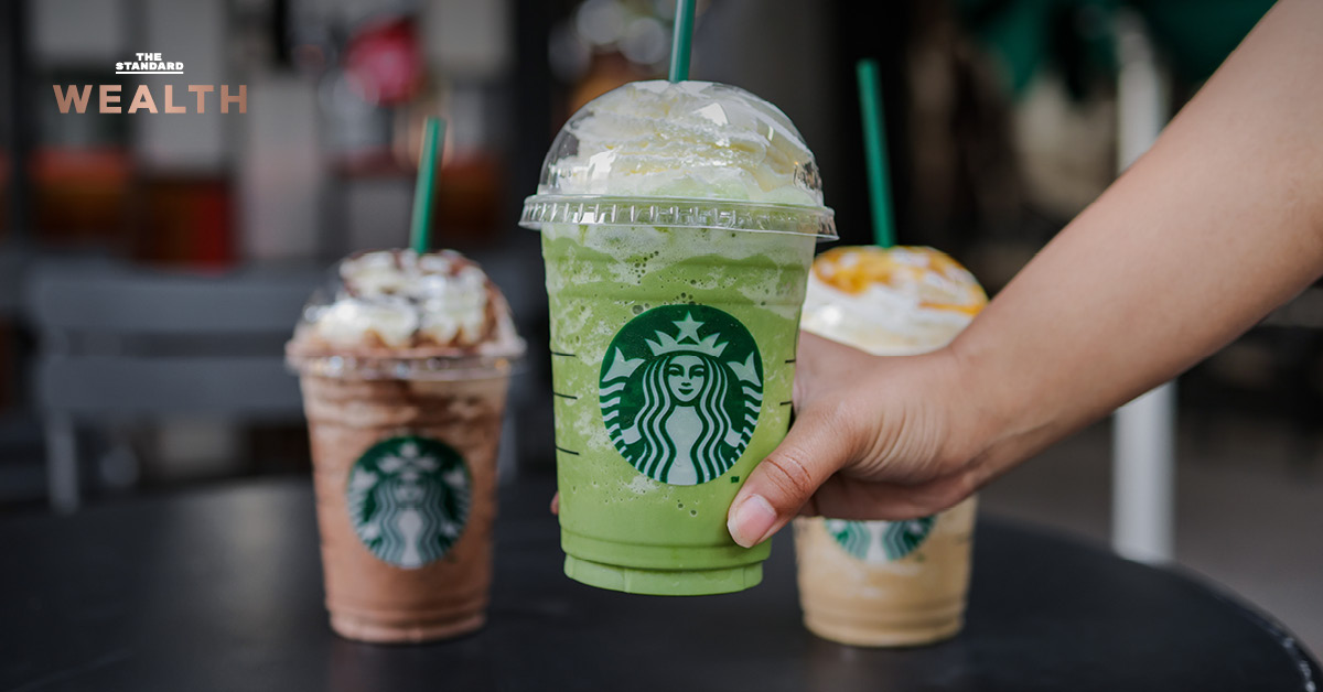 ภาพประกอบลูกค้าใช้คอมพิวเตอร์พกพาในร้าน Starbucks พร้อมข้อความข่าว ‘Starbucks เปิดตัวแอป บน ChatGPT’