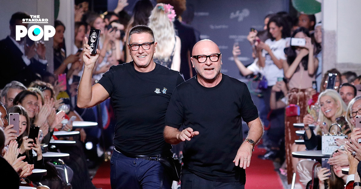Stefano Gabbana และ Domenico Dolce ผู้ร่วมก่อตั้งแบรนด์ Dolce & Gabbana เดินบนรันเวย์