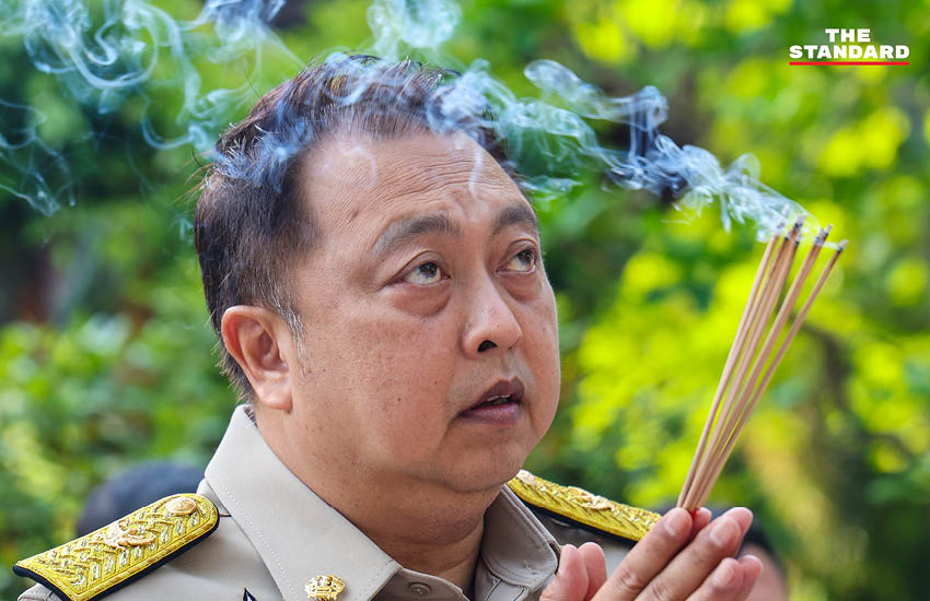 สุชาติ ชมกลิ่น รัฐมนตรี ทส. สักการะสิ่งศักดิ์สิทธิ์ประจำกระทรวง ในวันเข้ารับตำแหน่ง 2