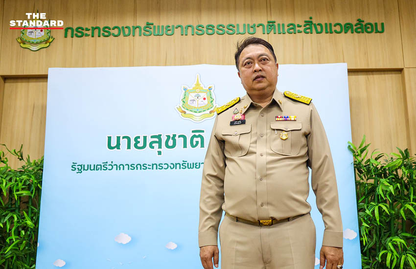 สุชาติ ชมกลิ่น รัฐมนตรี ทส. สักการะสิ่งศักดิ์สิทธิ์ประจำกระทรวง ในวันเข้ารับตำแหน่ง 3