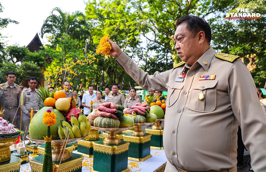 สุชาติ ชมกลิ่น รัฐมนตรี ทส. สักการะสิ่งศักดิ์สิทธิ์ประจำกระทรวง ในวันเข้ารับตำแหน่ง 4