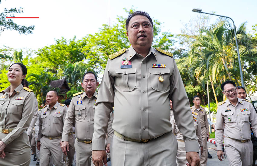 สุชาติ ชมกลิ่น รัฐมนตรี ทส. สักการะสิ่งศักดิ์สิทธิ์ประจำกระทรวง ในวันเข้ารับตำแหน่ง 5