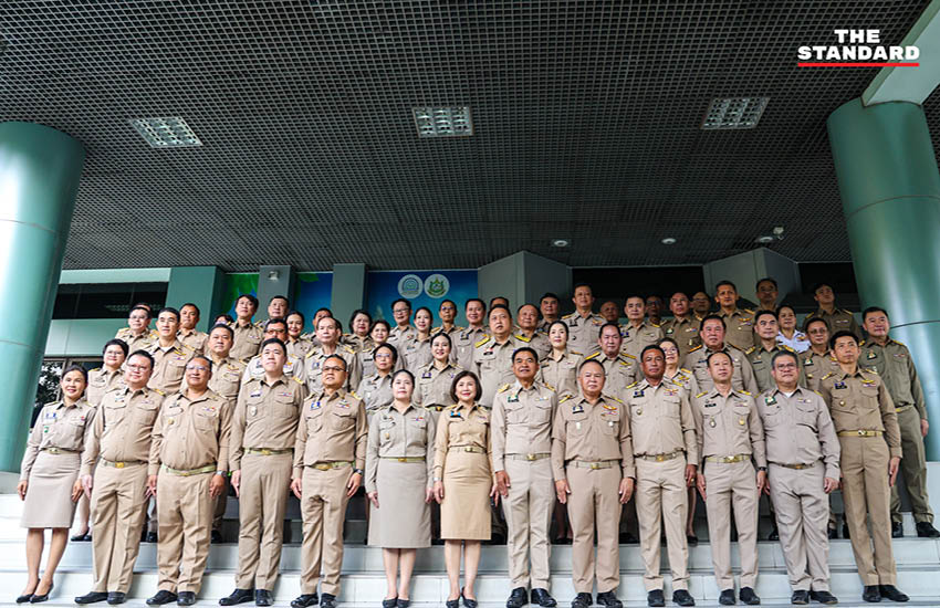 สุชาติ ชมกลิ่น รัฐมนตรี ทส. สักการะสิ่งศักดิ์สิทธิ์ประจำกระทรวง ในวันเข้ารับตำแหน่ง 6