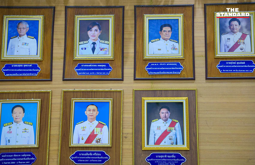 สุชาติ ชมกลิ่น รัฐมนตรี ทส. สักการะสิ่งศักดิ์สิทธิ์ประจำกระทรวง ในวันเข้ารับตำแหน่ง 7