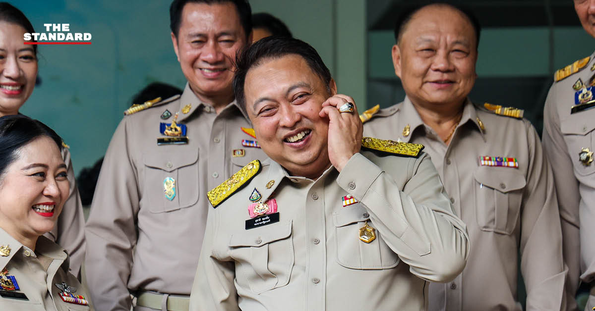 สุชาติ ชมกลิ่น รัฐมนตรี ทส. สักการะสิ่งศักดิ์สิทธิ์ประจำกระทรวง ในวันเข้ารับตำแหน่ง