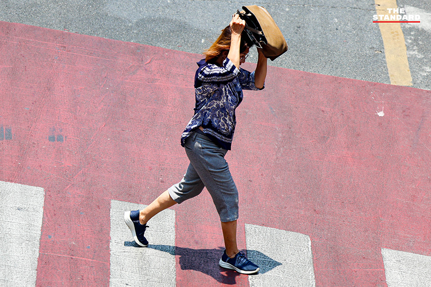 ประชาชนยืนอยู่กลางแจ้งบริเวณแยกอโศกมนตรี กรุงเทพมหานคร ในปรากฏการณ์ดวงอาทิตย์ตั้งฉาก ทำให้ไม่เห็นเงาของตัวเอง 1