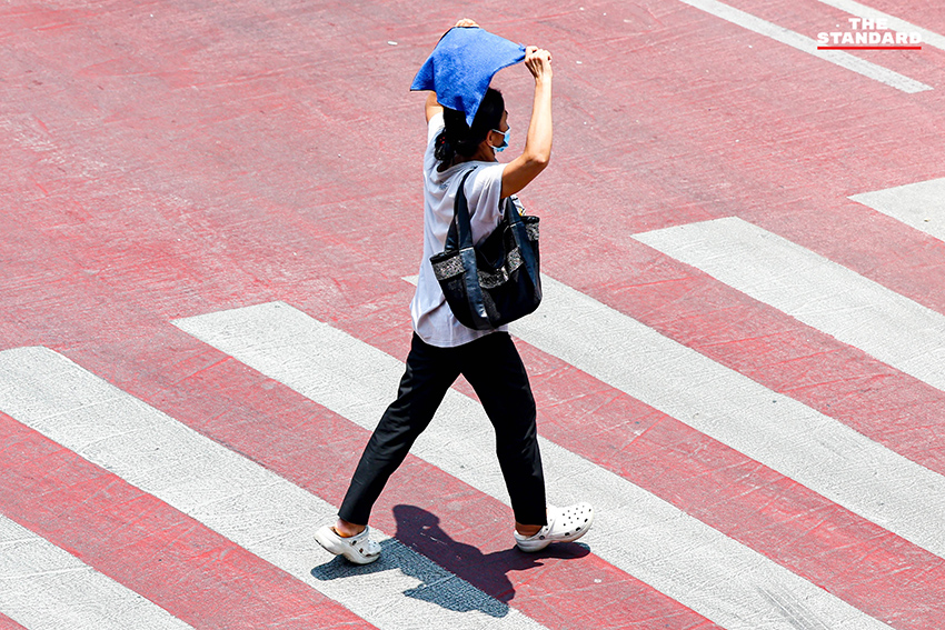 ประชาชนยืนอยู่กลางแจ้งบริเวณแยกอโศกมนตรี กรุงเทพมหานคร ในปรากฏการณ์ดวงอาทิตย์ตั้งฉาก ทำให้ไม่เห็นเงาของตัวเอง 10