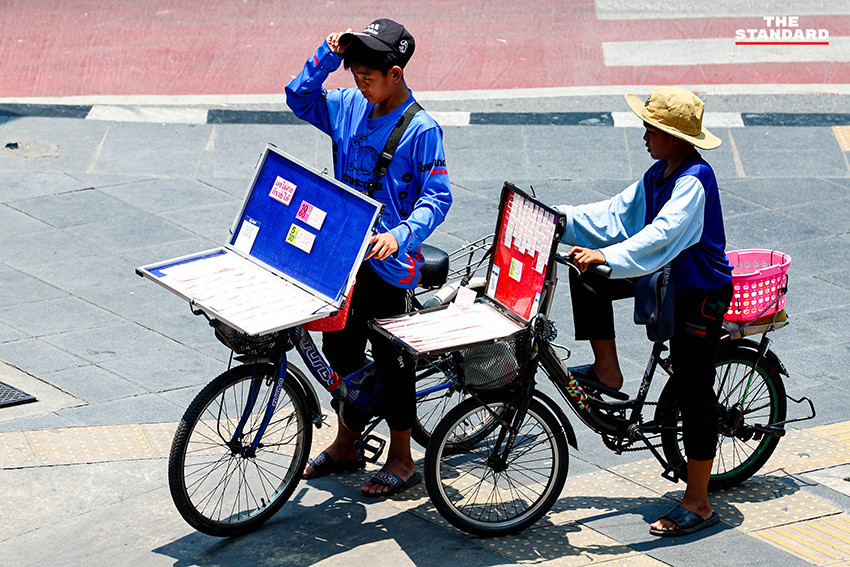 ประชาชนยืนอยู่กลางแจ้งบริเวณแยกอโศกมนตรี กรุงเทพมหานคร ในปรากฏการณ์ดวงอาทิตย์ตั้งฉาก ทำให้ไม่เห็นเงาของตัวเอง 11