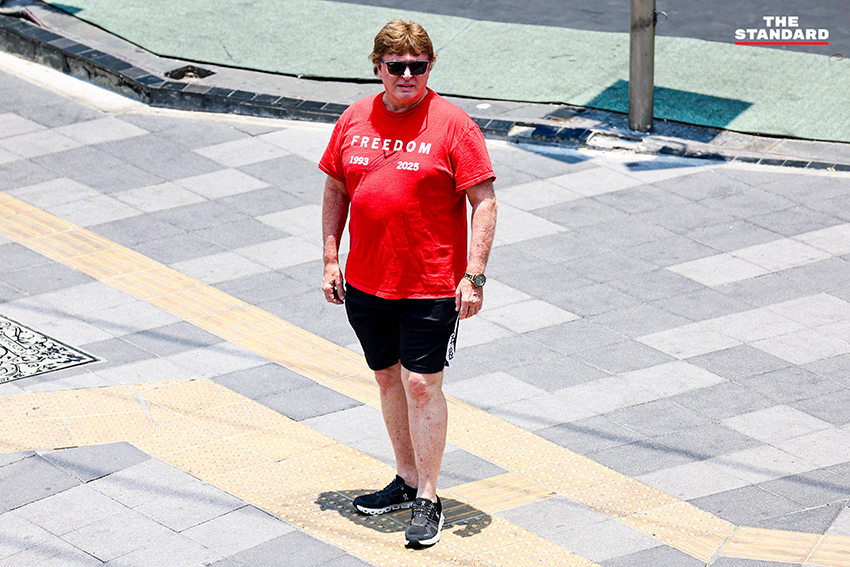 ประชาชนยืนอยู่กลางแจ้งบริเวณแยกอโศกมนตรี กรุงเทพมหานคร ในปรากฏการณ์ดวงอาทิตย์ตั้งฉาก ทำให้ไม่เห็นเงาของตัวเอง 2