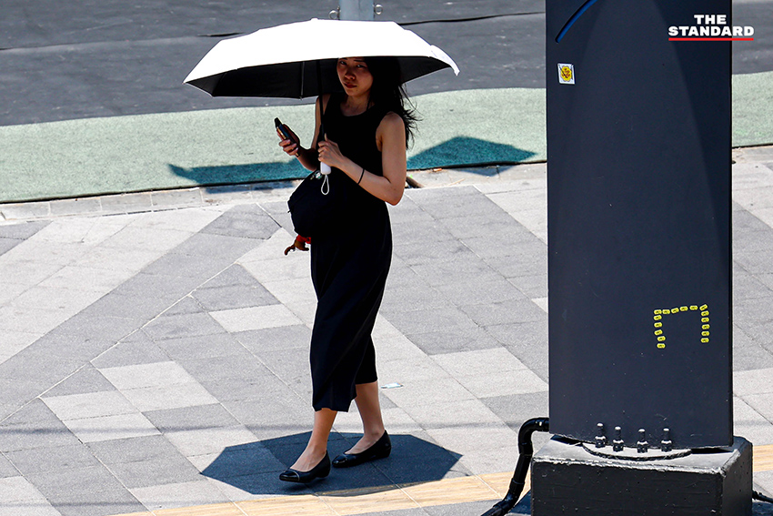 ประชาชนยืนอยู่กลางแจ้งบริเวณแยกอโศกมนตรี กรุงเทพมหานคร ในปรากฏการณ์ดวงอาทิตย์ตั้งฉาก ทำให้ไม่เห็นเงาของตัวเอง 3