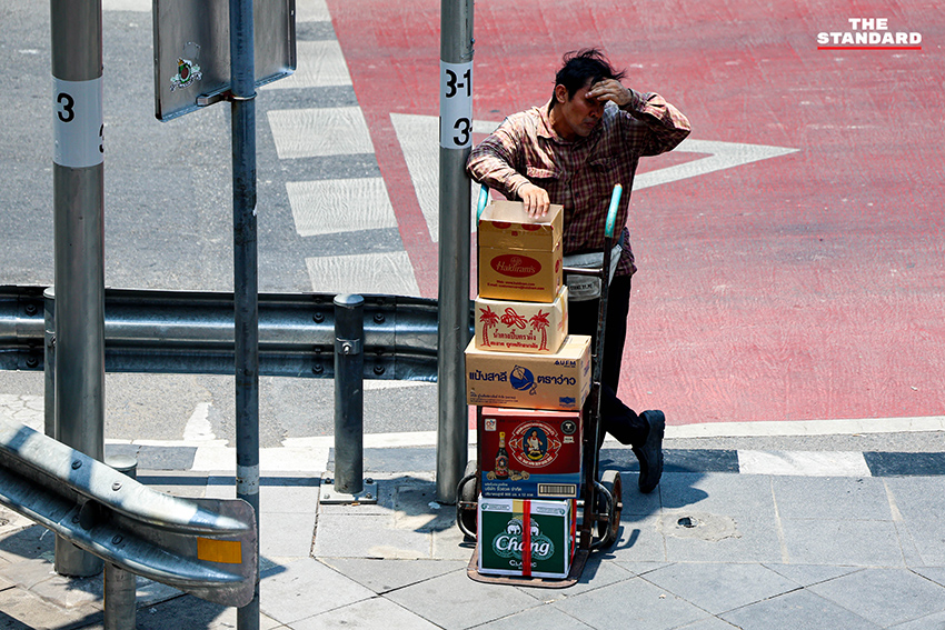 ประชาชนยืนอยู่กลางแจ้งบริเวณแยกอโศกมนตรี กรุงเทพมหานคร ในปรากฏการณ์ดวงอาทิตย์ตั้งฉาก ทำให้ไม่เห็นเงาของตัวเอง 4