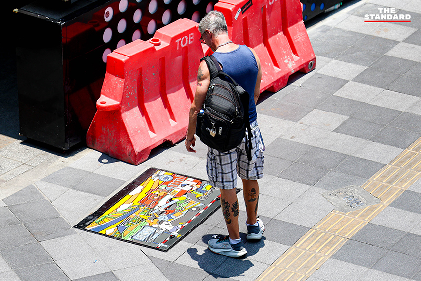 ประชาชนยืนอยู่กลางแจ้งบริเวณแยกอโศกมนตรี กรุงเทพมหานคร ในปรากฏการณ์ดวงอาทิตย์ตั้งฉาก ทำให้ไม่เห็นเงาของตัวเอง 5