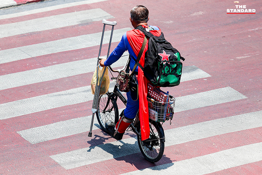 ประชาชนยืนอยู่กลางแจ้งบริเวณแยกอโศกมนตรี กรุงเทพมหานคร ในปรากฏการณ์ดวงอาทิตย์ตั้งฉาก ทำให้ไม่เห็นเงาของตัวเอง 6