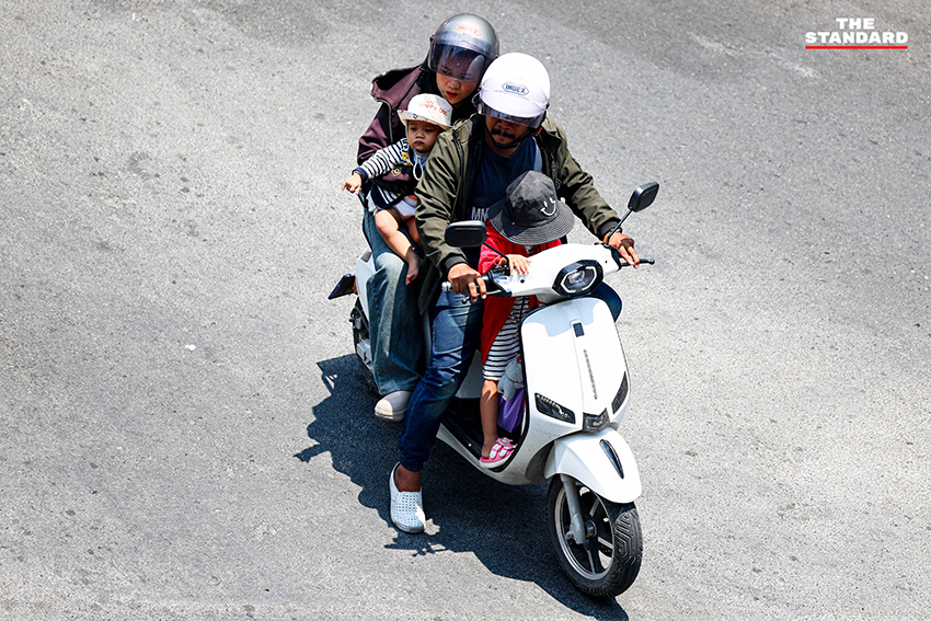 ประชาชนยืนอยู่กลางแจ้งบริเวณแยกอโศกมนตรี กรุงเทพมหานคร ในปรากฏการณ์ดวงอาทิตย์ตั้งฉาก ทำให้ไม่เห็นเงาของตัวเอง 8