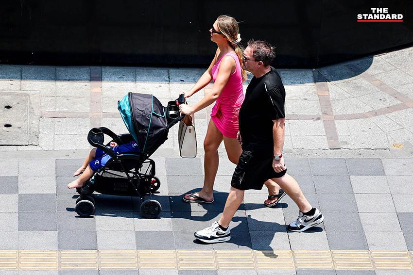 ประชาชนยืนอยู่กลางแจ้งบริเวณแยกอโศกมนตรี กรุงเทพมหานคร ในปรากฏการณ์ดวงอาทิตย์ตั้งฉาก ทำให้ไม่เห็นเงาของตัวเอง 9