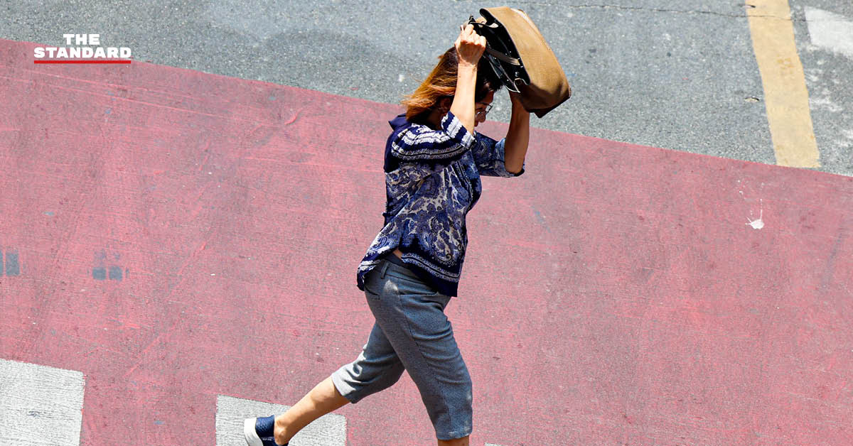 ประชาชนยืนอยู่กลางแจ้งบริเวณแยกอโศกมนตรี กรุงเทพมหานคร ในปรากฏการณ์ดวงอาทิตย์ตั้งฉาก ทำให้ไม่เห็นเงาของตัวเอง