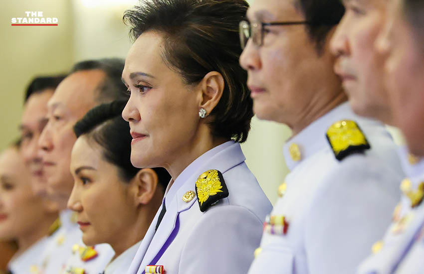 ศุภจี สุธรรมพันธุ์ ในชุดข้าราชการปกติขาว หลังประชุมคณะรัฐมนตรี 1
