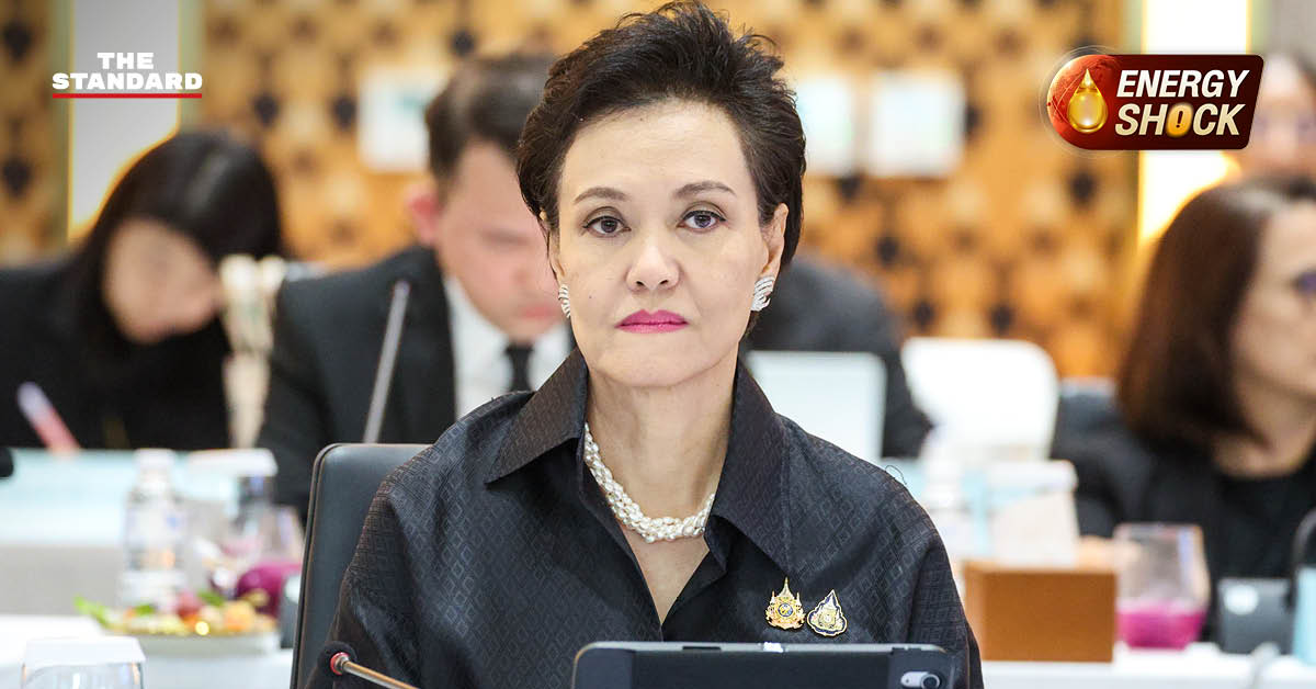 ศุภจี สุธรรมพันธุ์ รองนายกรัฐมนตรีและรัฐมนตรีว่าการกระทรวงพาณิชย์ กำลังกล่าวในที่ประชุมเรื่องเม็ดพลาสติก