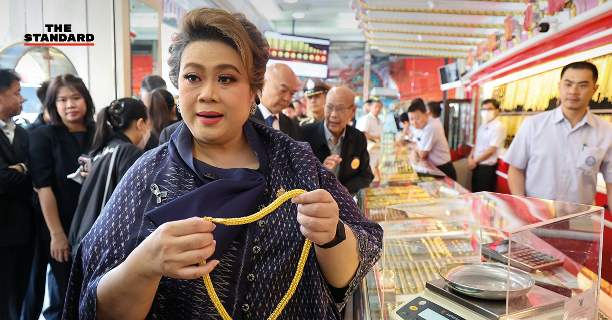 ศุภมาส อิศรภักดี รัฐมนตรีประจำสำนักนายกรัฐมนตรี ลงพื้นที่ เยาวราช สุ่มตรวจคุณภาพทองรูปพรรณ ร่วมกับ จิตติ ตั้งสิทธิ์ภักดี นายกสมาคมค้าทองคำแห่งประเทศไทย