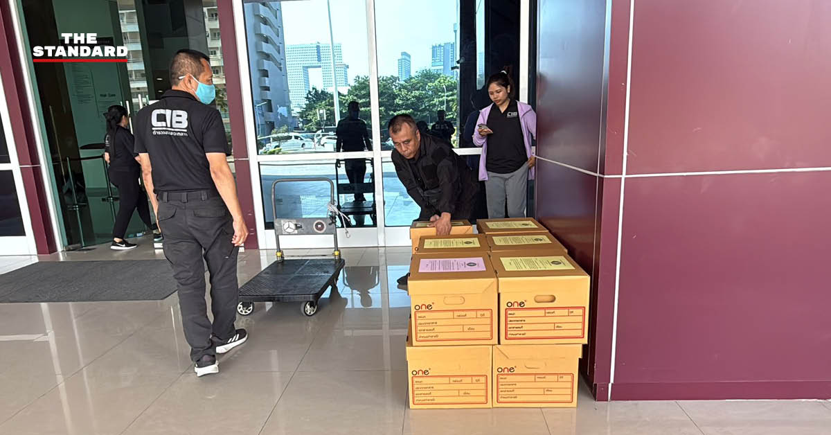 เจ้าหน้าที่ตำรวจ บก.ปปป. นำสำนวนคดี 45 แฟ้ม ส่งมอบให้อัยการสูงสุดพิจารณาคดี พล.ต.อ.สุรเชษฐ์ หักพาล