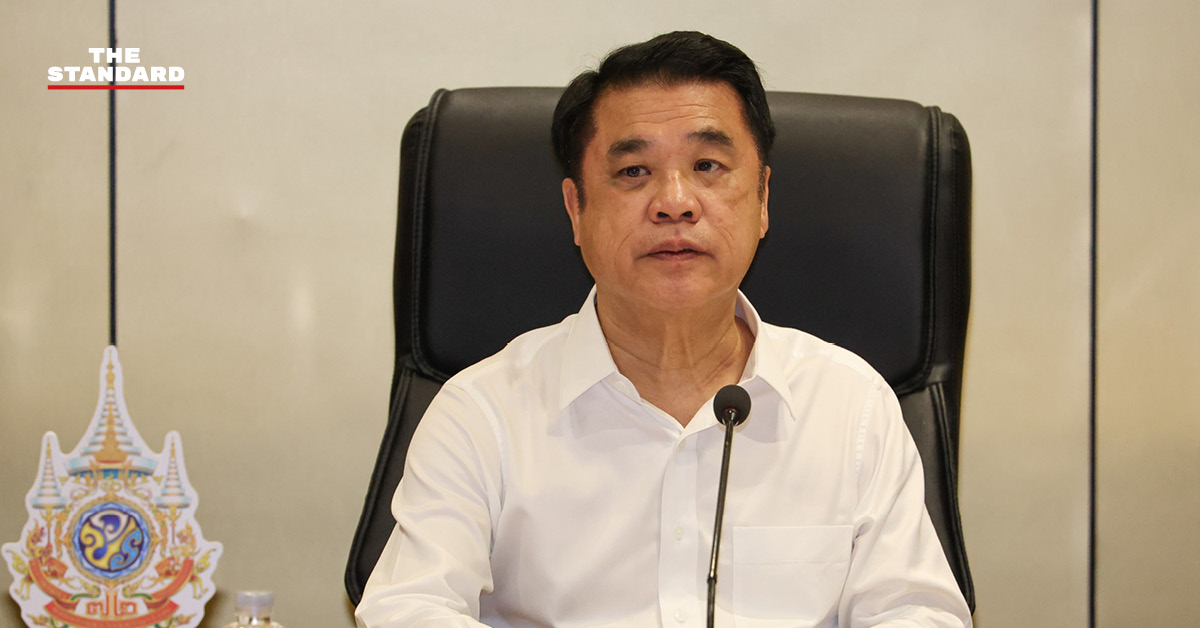 สุริยะ จึงรุ่งเรืองกิจ รัฐมนตรีว่าการกระทรวงเกษตรและสหกรณ์ กำลังให้สัมภาษณ์สื่อมวลชน