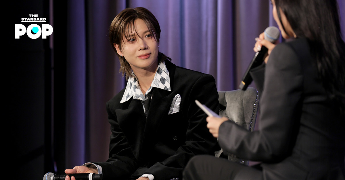 TAEMIN ขณะพูดอยู่บนเวทีในงาน Global Spin Live ที่พิพิธภัณฑ์ Grammy Museum