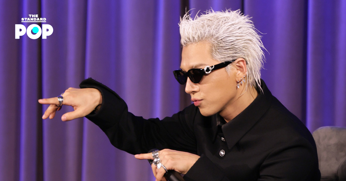 ภาพ TAEYANG กำลังพูดอยู่บนเวทีในงาน Global Spin Live ที่ Grammy Museum