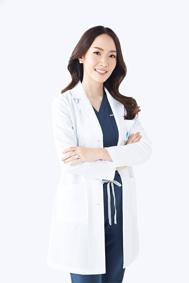แพทย์หญิง ณฐษร เล็กอุทัย ผู้ก่อตั้ง TALISA Clinic ยืนอยู่หน้าคลินิกที่ตกแต่งสวยงาม 1