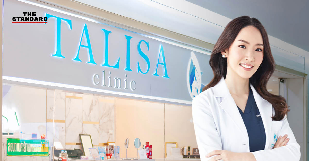 แพทย์หญิง ณฐษร เล็กอุทัย ผู้ก่อตั้ง TALISA Clinic ยืนอยู่หน้าคลินิกที่ตกแต่งสวยงาม