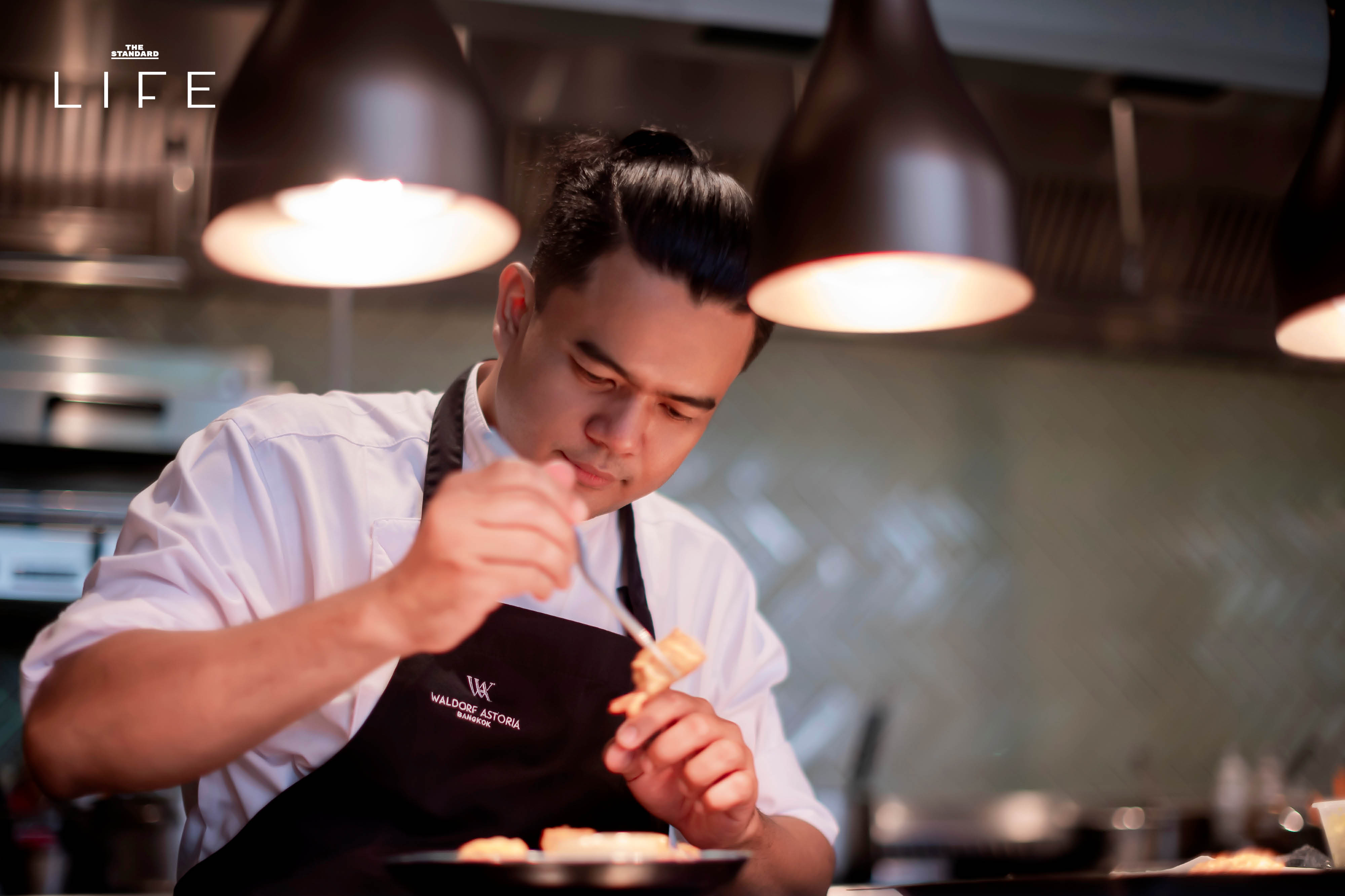 ภาพเชฟสองท่านกำลังอธิบายแนวคิด The Taste of Homecoming ที่เชื่อมโยงวัตถุดิบท้องถิ่นและรสมือแม่ 1