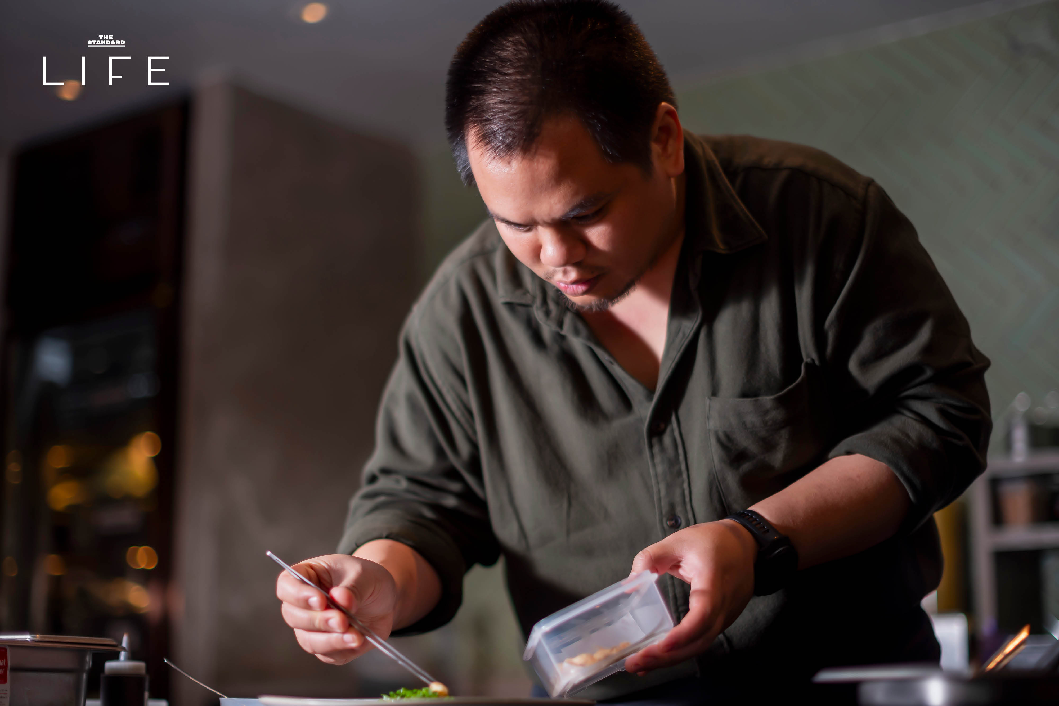 ภาพเชฟสองท่านกำลังอธิบายแนวคิด The Taste of Homecoming ที่เชื่อมโยงวัตถุดิบท้องถิ่นและรสมือแม่ 2