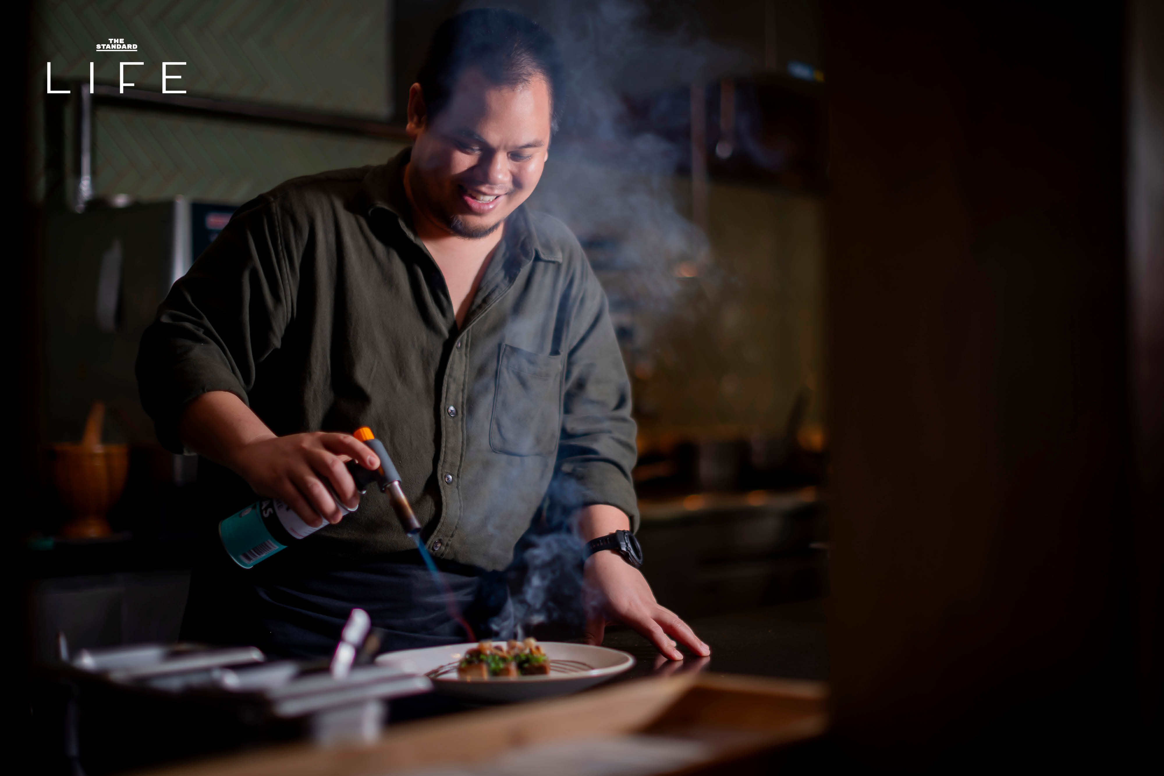 ภาพเชฟสองท่านกำลังอธิบายแนวคิด The Taste of Homecoming ที่เชื่อมโยงวัตถุดิบท้องถิ่นและรสมือแม่ 4