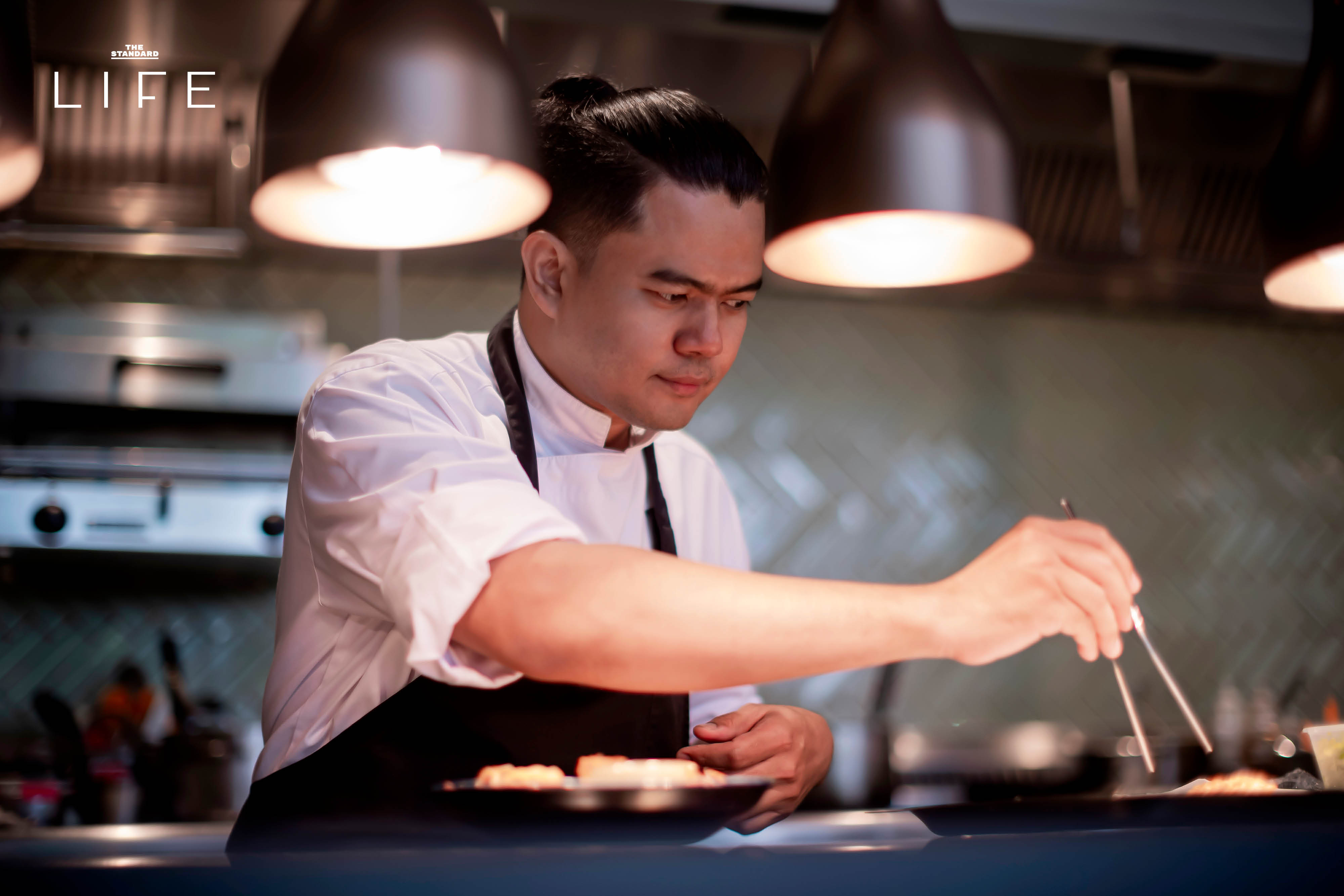 ภาพเชฟสองท่านกำลังอธิบายแนวคิด The Taste of Homecoming ที่เชื่อมโยงวัตถุดิบท้องถิ่นและรสมือแม่ 5