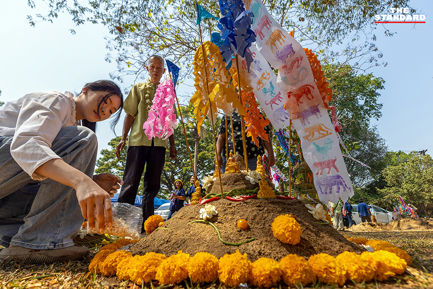 ประชาชนร่วมงานสงกรานต์ 2569 ที่วัดอีก้าง ท่าวังตาล เชียงใหม่ มีขบวนแห่ ฟ้อนเล็บ และก่อเจดีย์ทราย 1