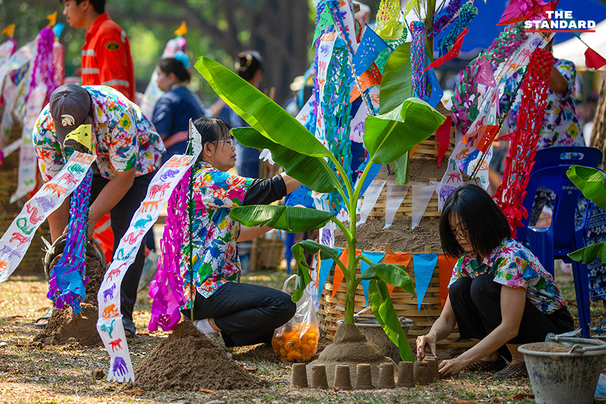 ประชาชนร่วมงานสงกรานต์ 2569 ที่วัดอีก้าง ท่าวังตาล เชียงใหม่ มีขบวนแห่ ฟ้อนเล็บ และก่อเจดีย์ทราย 2