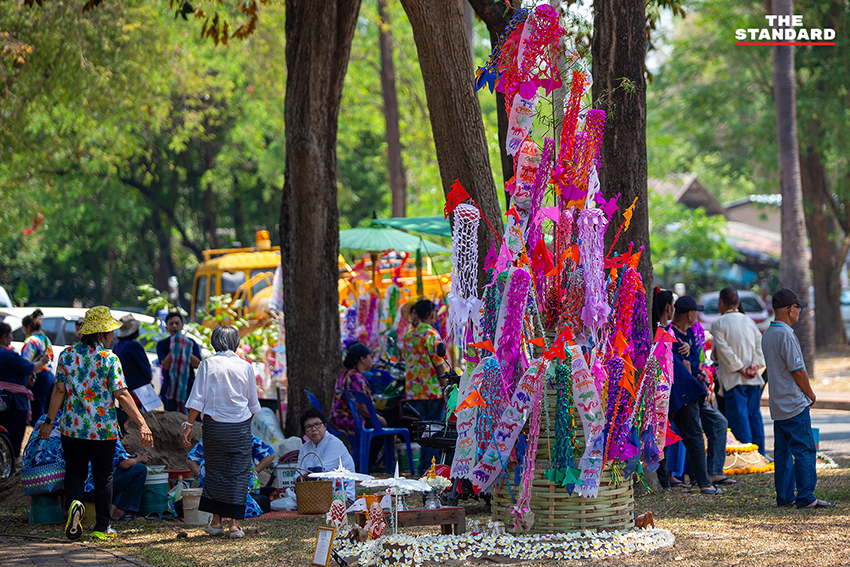 ประชาชนร่วมงานสงกรานต์ 2569 ที่วัดอีก้าง ท่าวังตาล เชียงใหม่ มีขบวนแห่ ฟ้อนเล็บ และก่อเจดีย์ทราย 3