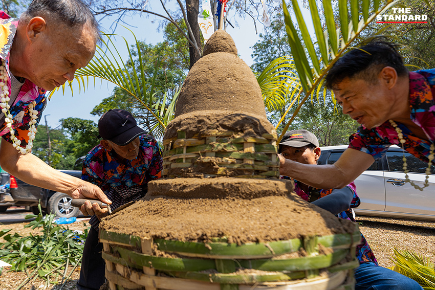 ประชาชนร่วมงานสงกรานต์ 2569 ที่วัดอีก้าง ท่าวังตาล เชียงใหม่ มีขบวนแห่ ฟ้อนเล็บ และก่อเจดีย์ทราย 4