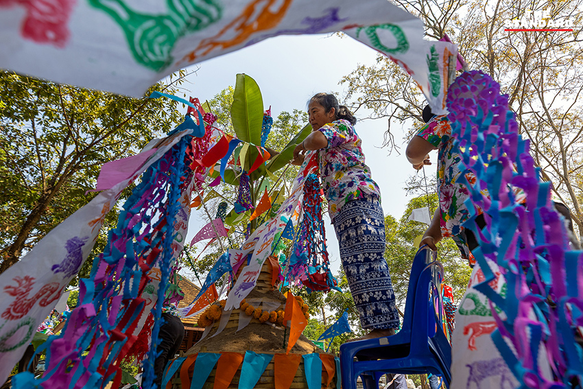 ประชาชนร่วมงานสงกรานต์ 2569 ที่วัดอีก้าง ท่าวังตาล เชียงใหม่ มีขบวนแห่ ฟ้อนเล็บ และก่อเจดีย์ทราย 5