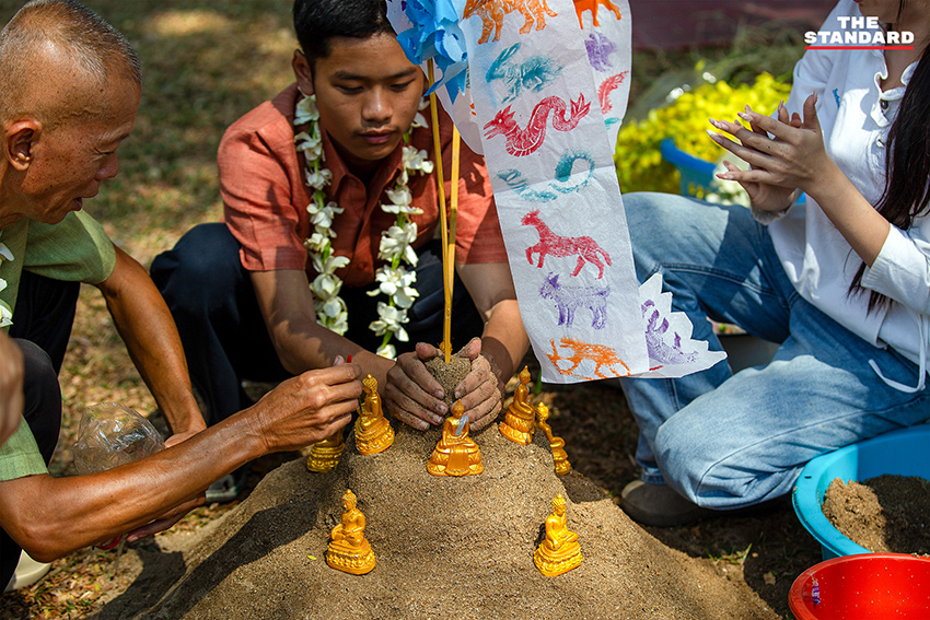 ประชาชนร่วมงานสงกรานต์ 2569 ที่วัดอีก้าง ท่าวังตาล เชียงใหม่ มีขบวนแห่ ฟ้อนเล็บ และก่อเจดีย์ทราย 6