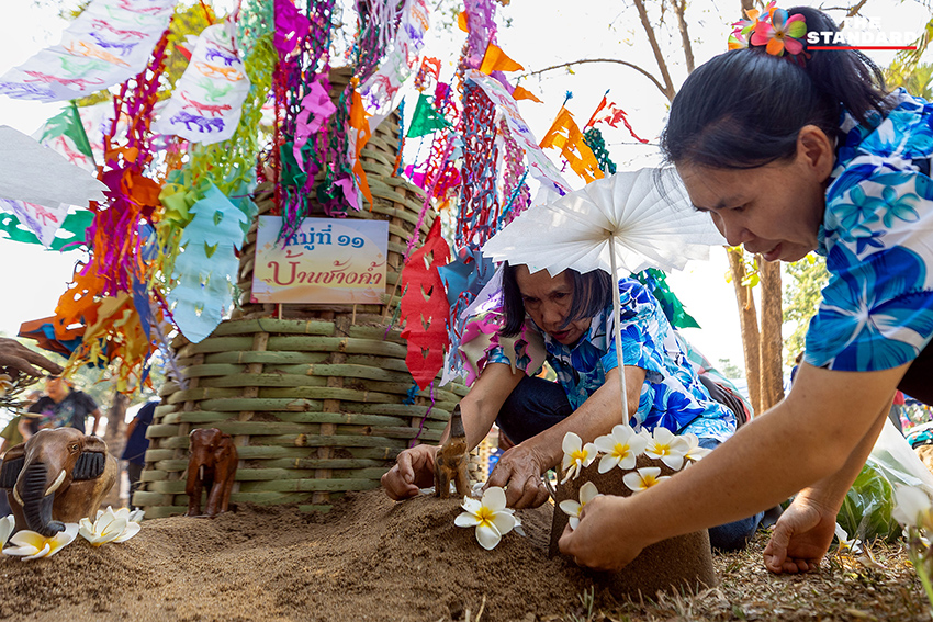 ประชาชนร่วมงานสงกรานต์ 2569 ที่วัดอีก้าง ท่าวังตาล เชียงใหม่ มีขบวนแห่ ฟ้อนเล็บ และก่อเจดีย์ทราย 7
