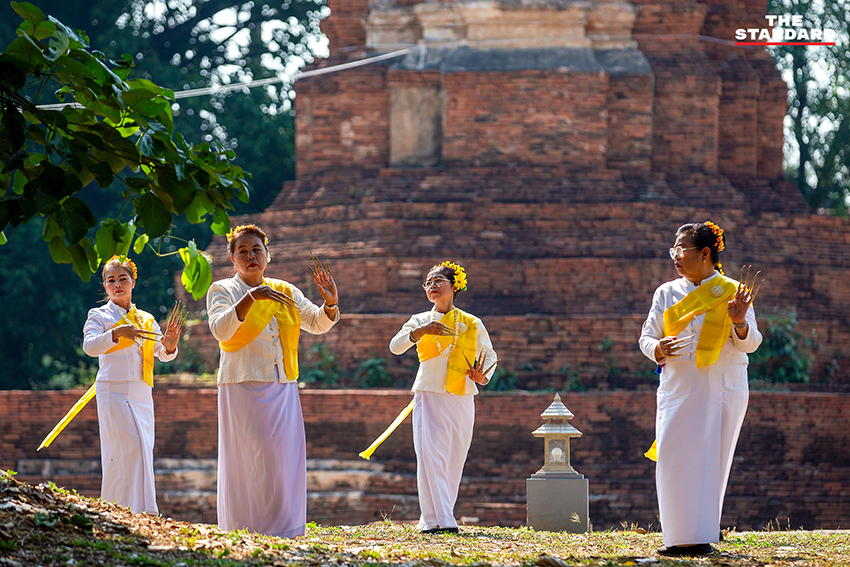 ประชาชนร่วมงานสงกรานต์ 2569 ที่วัดอีก้าง ท่าวังตาล เชียงใหม่ มีขบวนแห่ ฟ้อนเล็บ และก่อเจดีย์ทราย 8