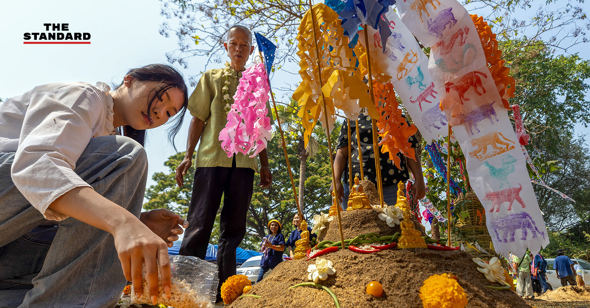 ประชาชนร่วมงานสงกรานต์ 2569 ที่วัดอีก้าง ท่าวังตาล เชียงใหม่ มีขบวนแห่ ฟ้อนเล็บ และก่อเจดีย์ทราย