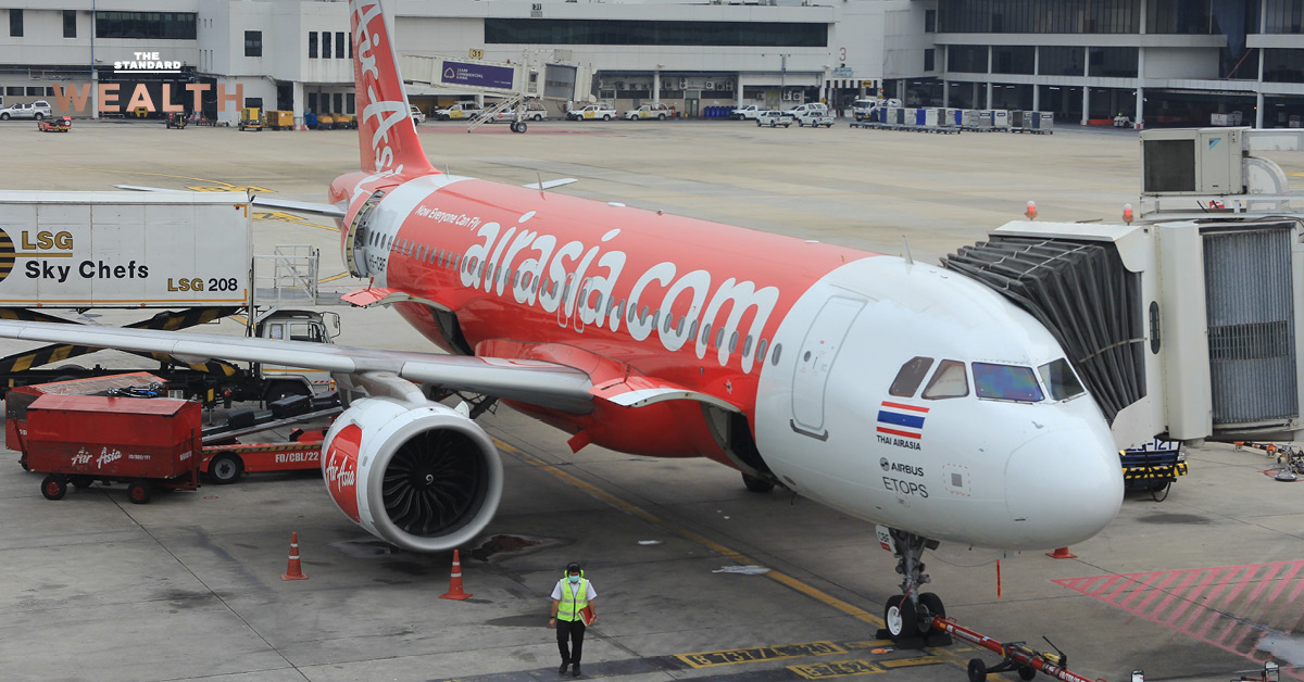 ภาพแสดงข้อความ ไทยแอร์เอเชีย ลดเที่ยวบิน 30% ในช่วง พ.ค.-มิ.ย. รับต้นทุนน้ำมันพุ่ง 3 เท่า