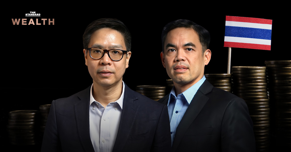 ภาพประกอบเหรียญเงินบาทวางบนธงชาติไทย สื่อถึงเศรษฐกิจและหนี้สาธารณะ