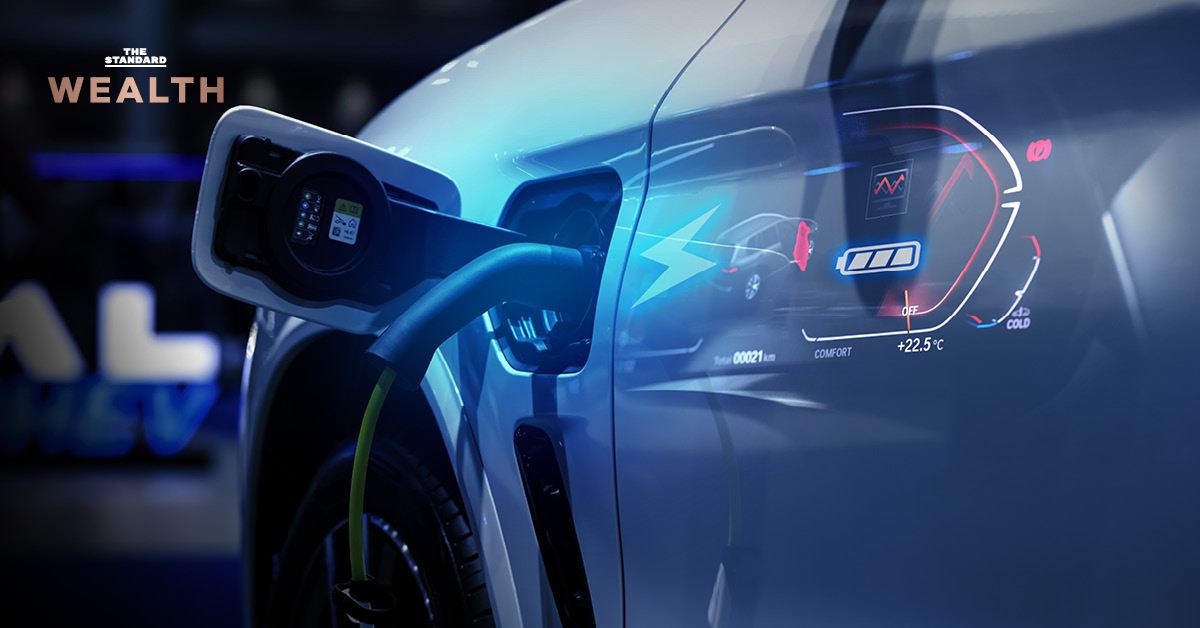 ภาพรถยนต์ไฟฟ้ากำลังชาร์จแบตเตอรี่ พร้อมข้อความระบุคนไทยหันเช่า EV เติบโต 20% ท่ามกลางค่าครองชีพและราคาน้ำมันผันผวน